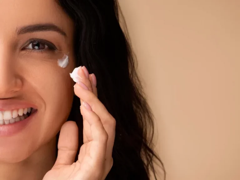 mulher a aplicar creme contorno olhos