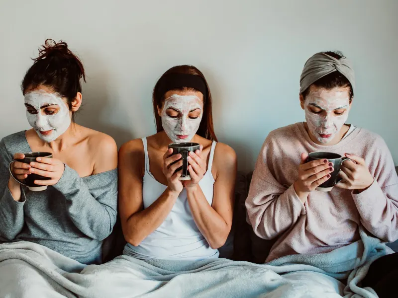 3 mulheres no sofá a fazer multimasking