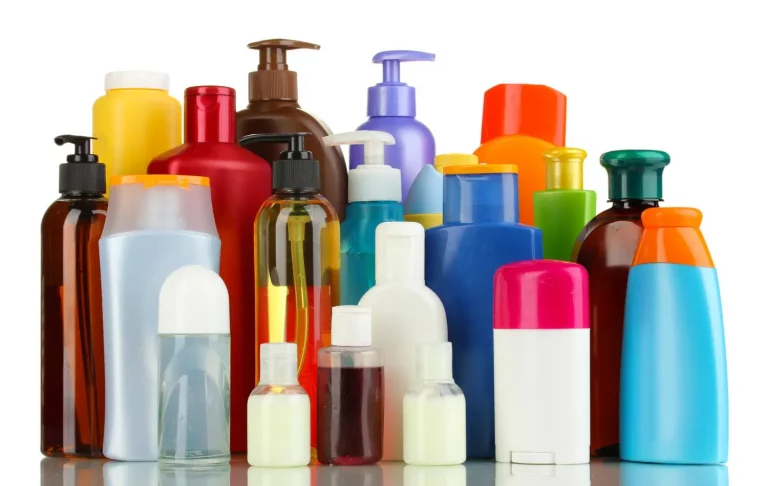 vários frascos de shampoos