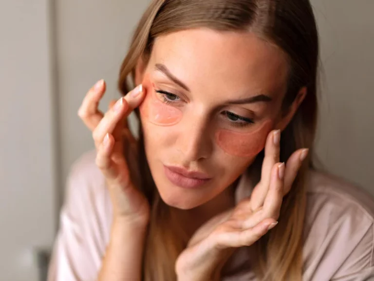 mulher a colocar creme anti olheiras