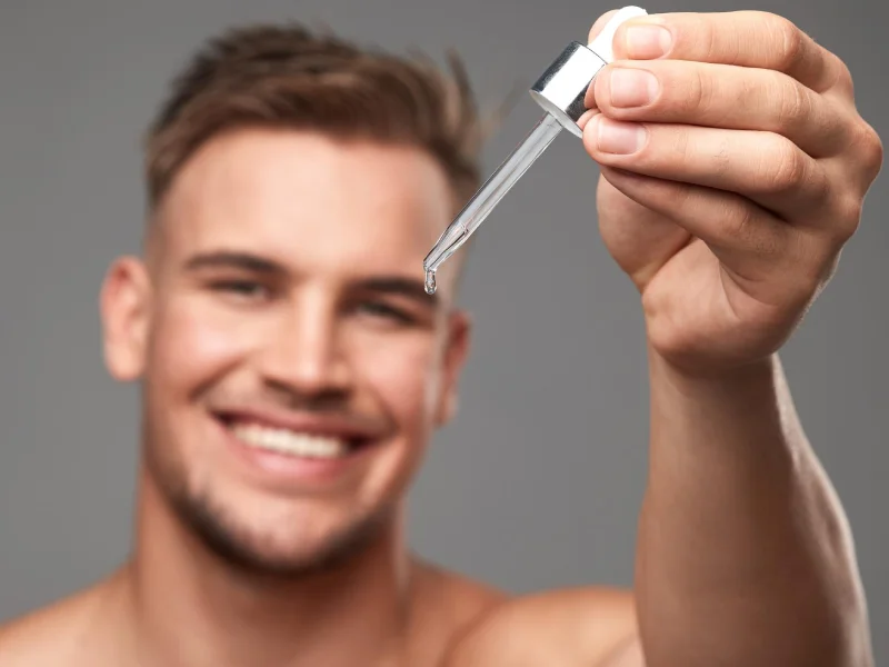 um homem a segurar um cosmético