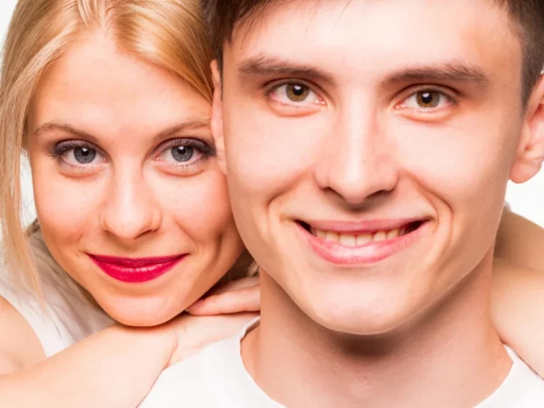 uma foto próxima de um homem e mulher com olheiras