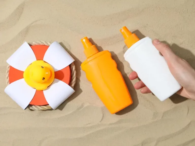 protetores solares na areia