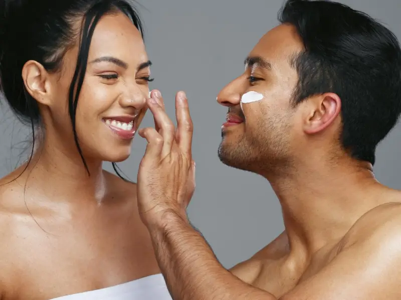 casal a aplicar creme com retinol