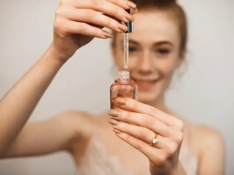 uma mulher a segurar um sérum de rosto