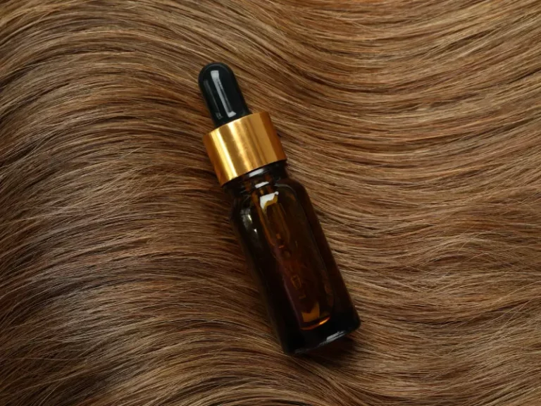 sérum capilar pousado num cabelo