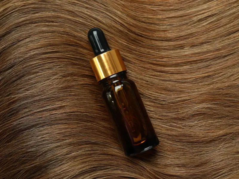 sérum capilar pousado num cabelo