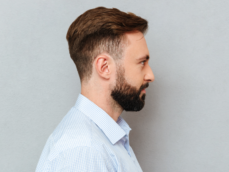 homem de lado com um estilo de barba balbo
