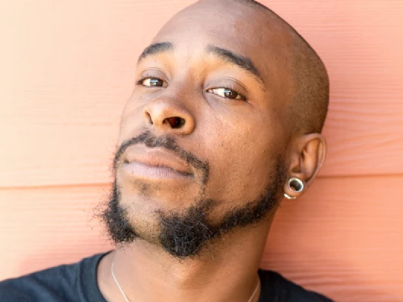 Fotografia de homem com estilo de barba "mutton chops"