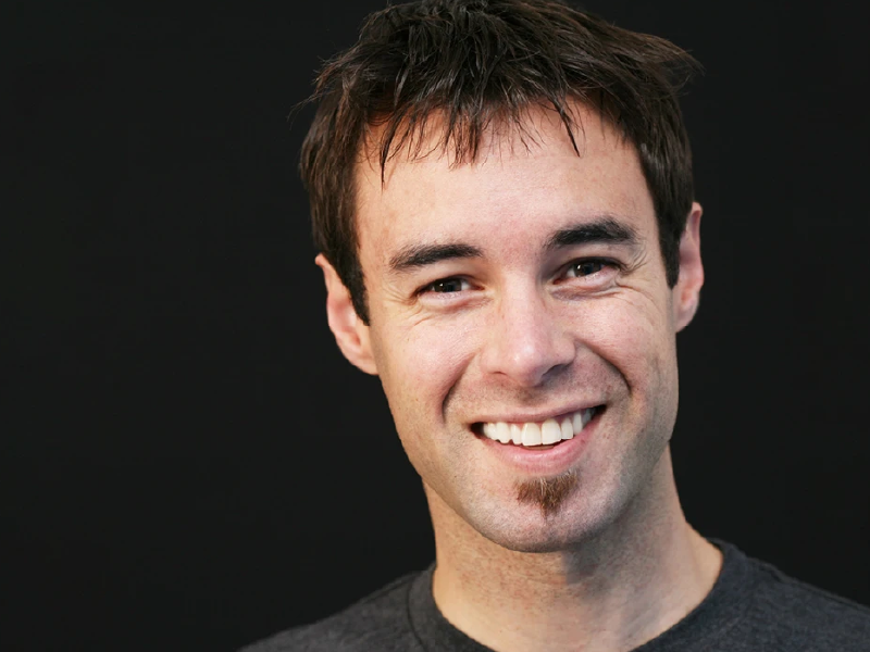 Foto próxima de um homem com barba  tipo soul patch