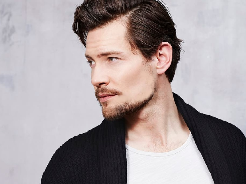 foto de homem com cabelo comprido e barba curta estilo Van Dyke