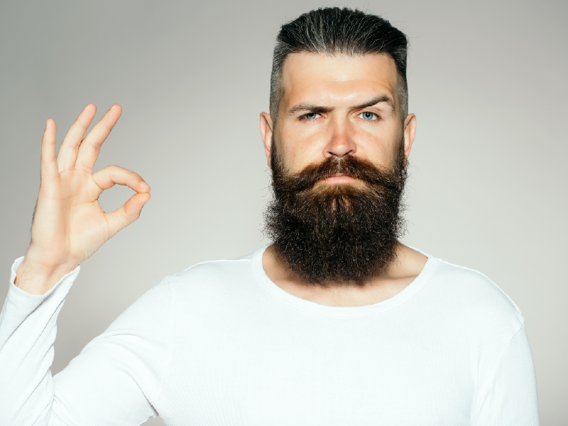 homem com barba comprida e arrendondada