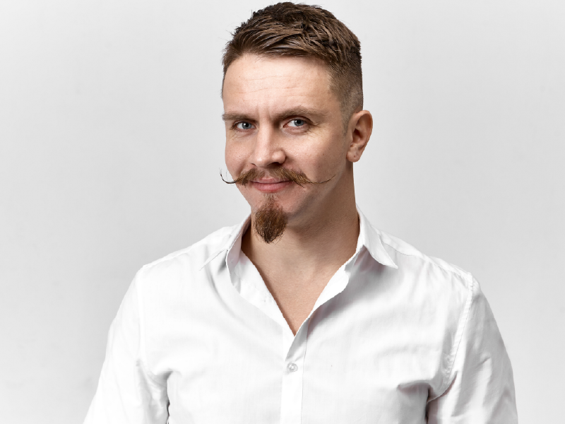 homem com cabelo curto e barba com corte tipo âncora