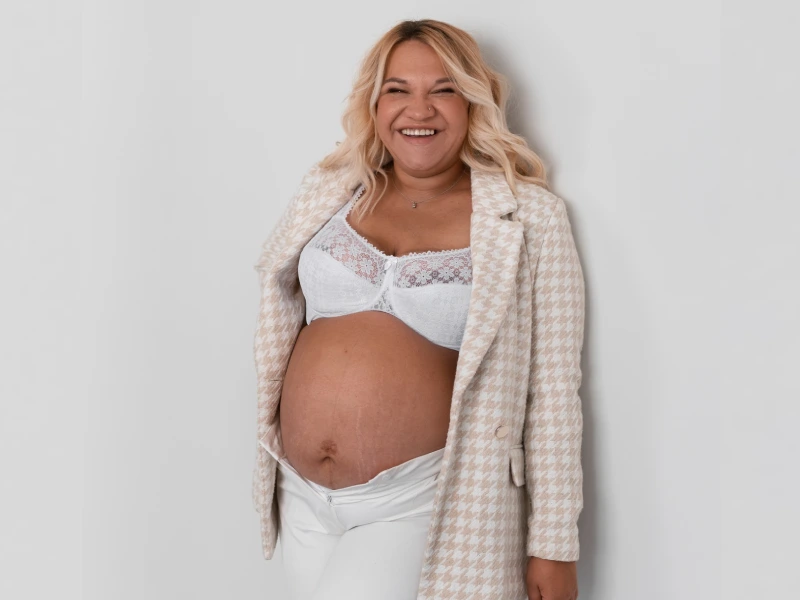 foto de mulher grávida com estrias na barriga