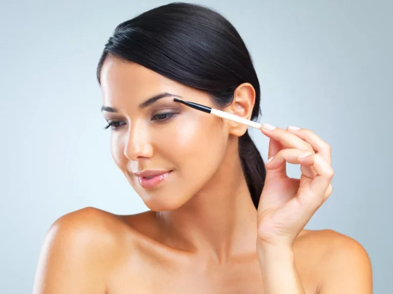 mulher a aplicar rímel