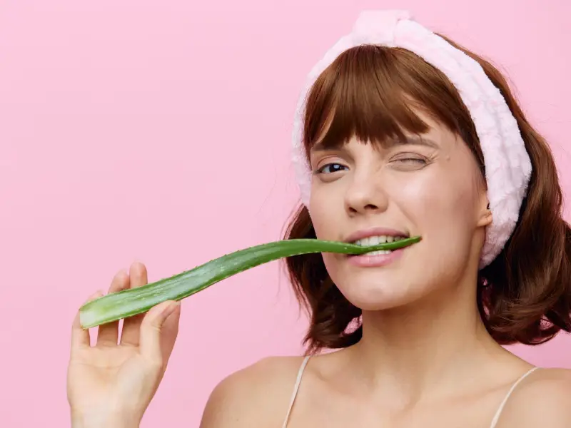 mulher a comer folhas de aloe vera