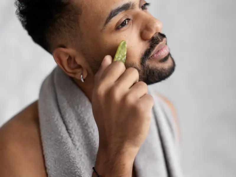 homem a colocar aloe vera no rosto