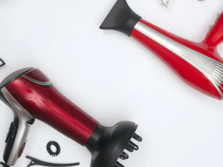 secadores de cabelo numa mesa