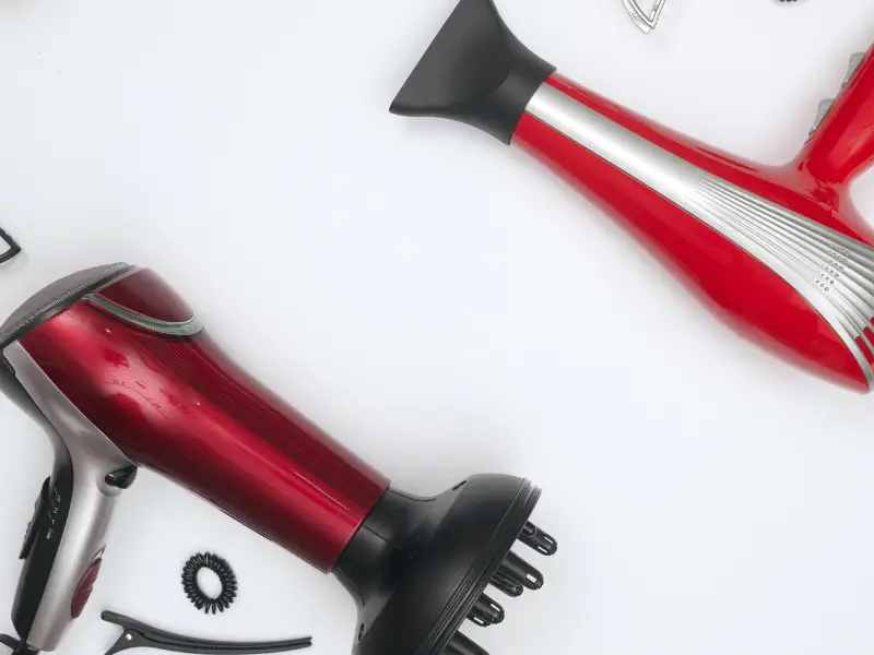 secadores de cabelo numa mesa