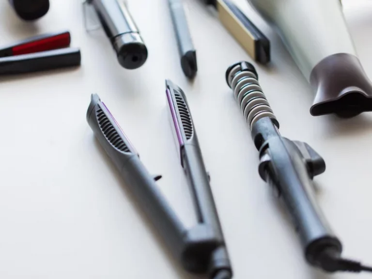 modeladores de cabelo pousados numa mesa