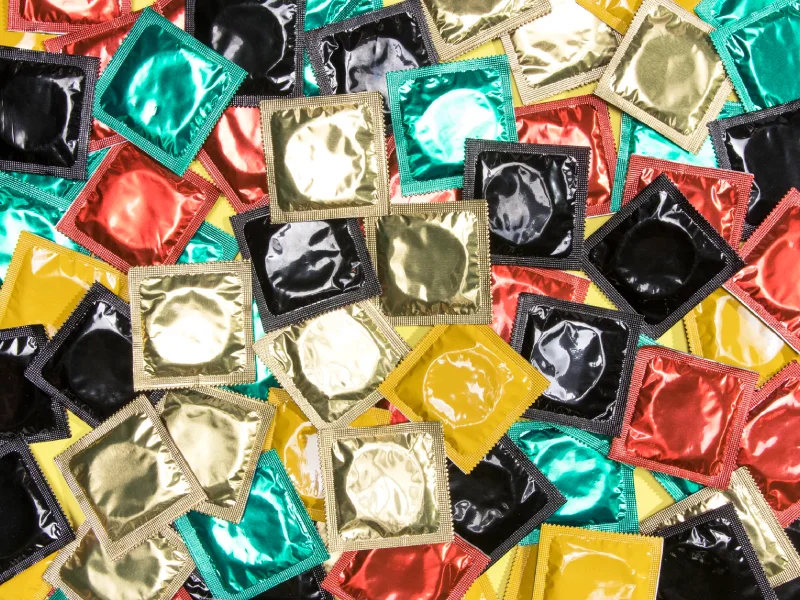 preservativos pousados numa mesa