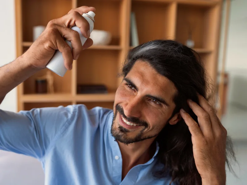 homem a aplicar shampoo seco