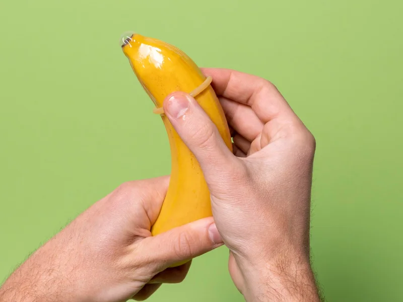 preservativo colocado numa banana