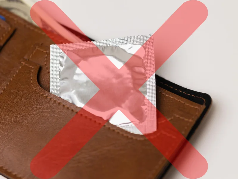 preservativo numa carteira