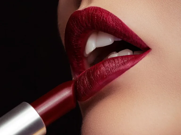 mulher a aplicar batom