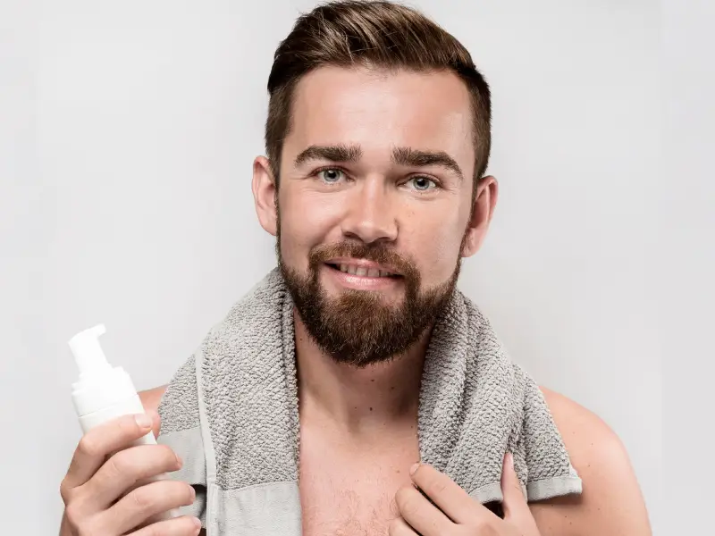 homem a preparar-se para limpar a pele