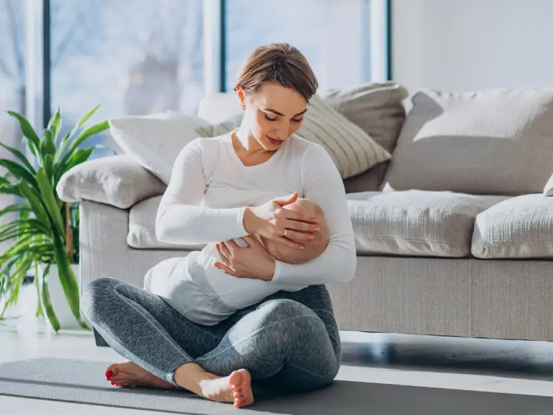 mulher a amamentar um recem nascido