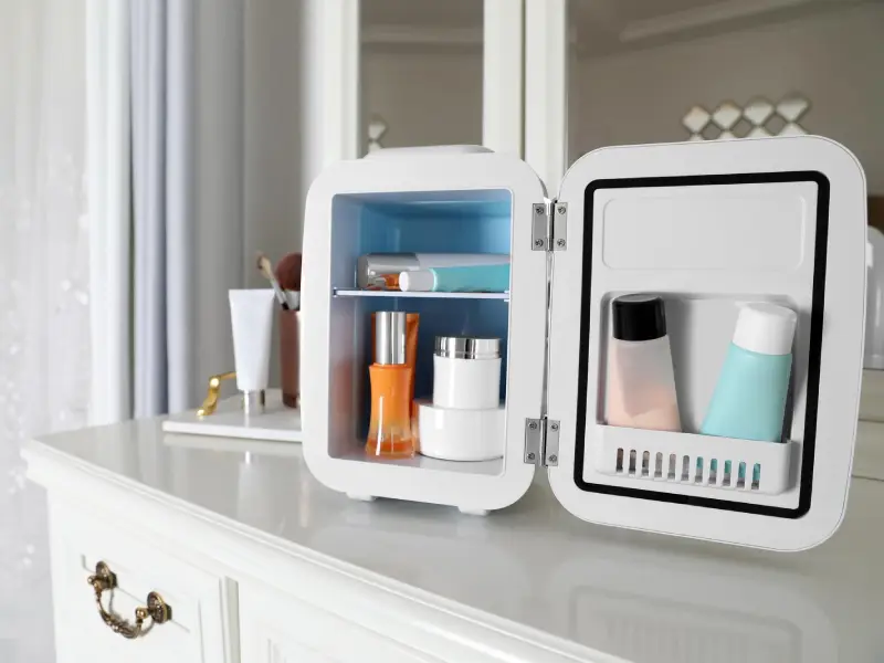 produtos de beleza num frigorifico de skincare