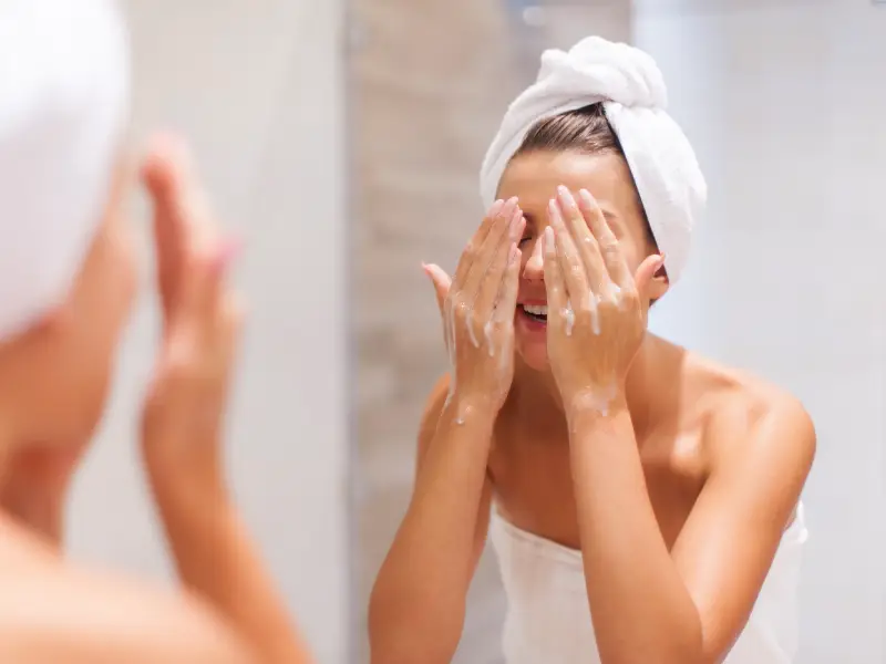 mulher a limpar pele oleosa