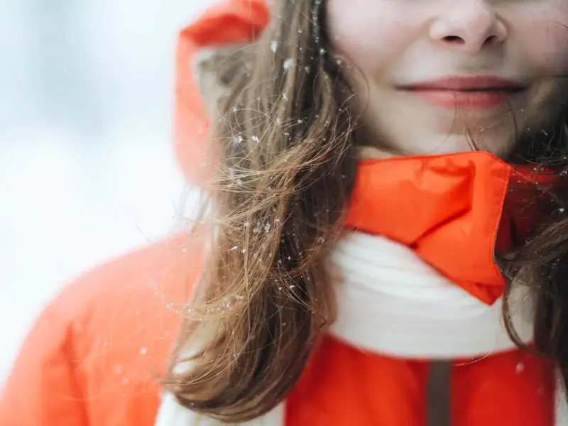 mulher com a pele vermelhidão no inverno
