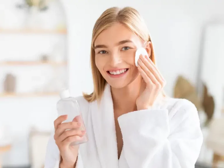 mulher a aplicar toner