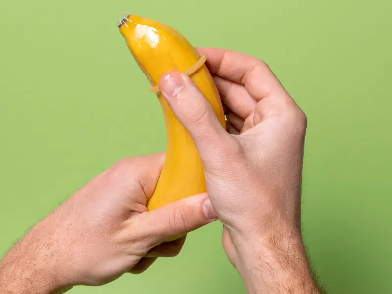 colocar preservativo numa banana