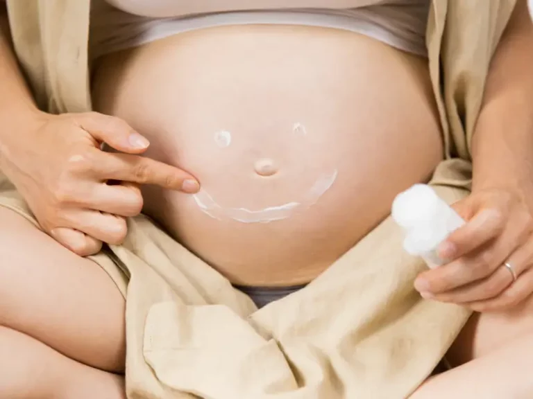 barriga de grávida com protetor solar