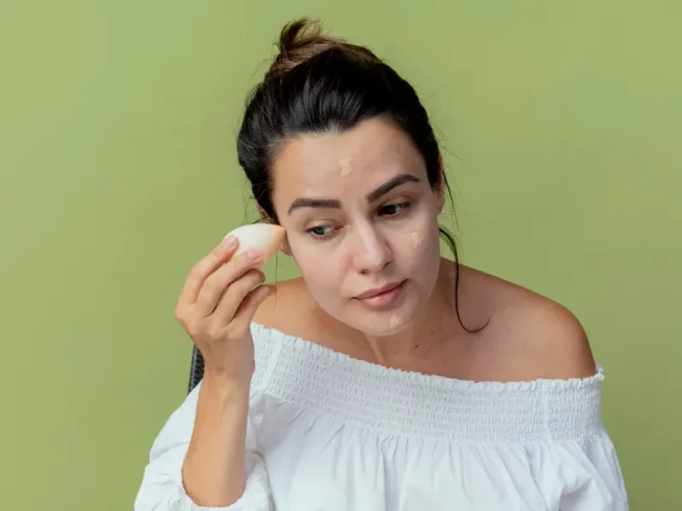 mulher a disfarçar borbulhas com maquilhagem