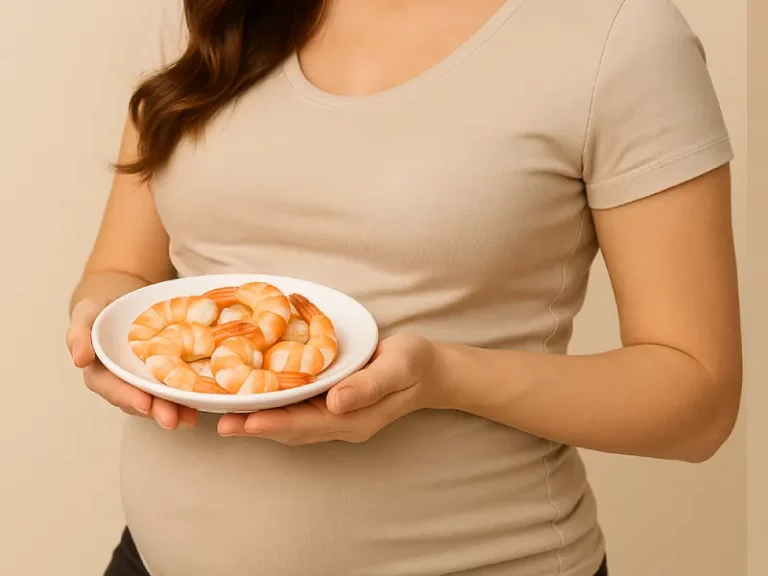 gravida a segurar um prato de camarão cozido