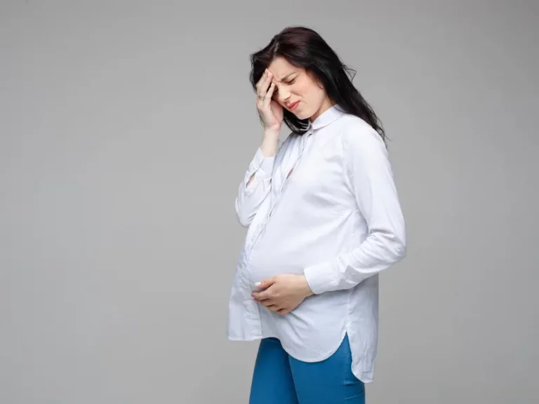 grávida com dor de cabeça