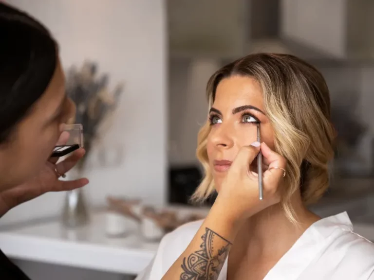 mulher a ser maquilhada para casamento