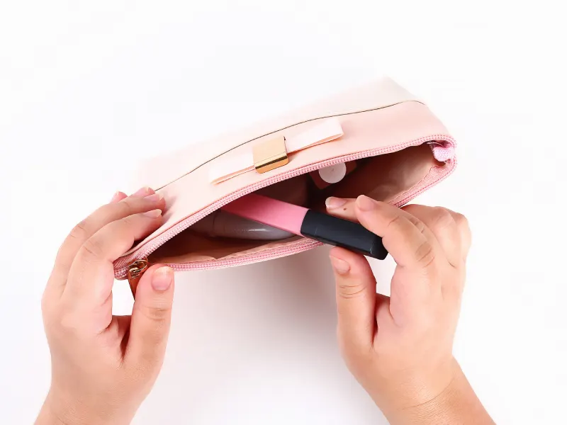 maquilhagem na mala de mulher