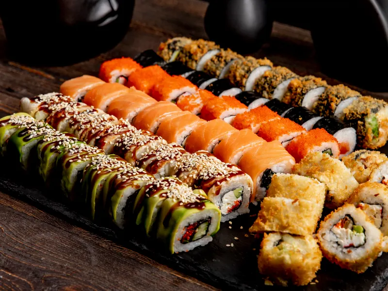 tabuleiro de sushi pousado numa mesa