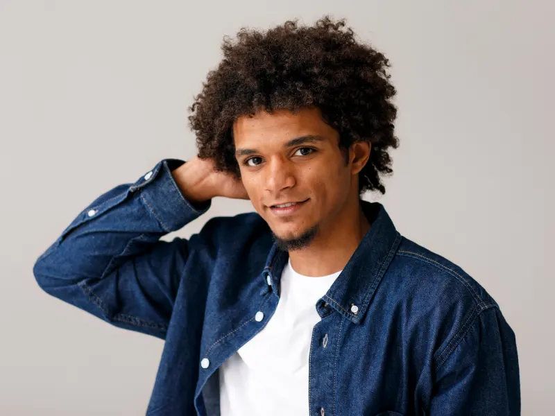 homem com cabelo crespo