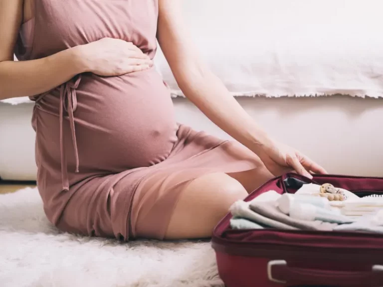mulher a preparar a mala de maternidade