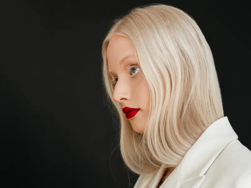 mulher loira com corte de cabelo long bob estruturado