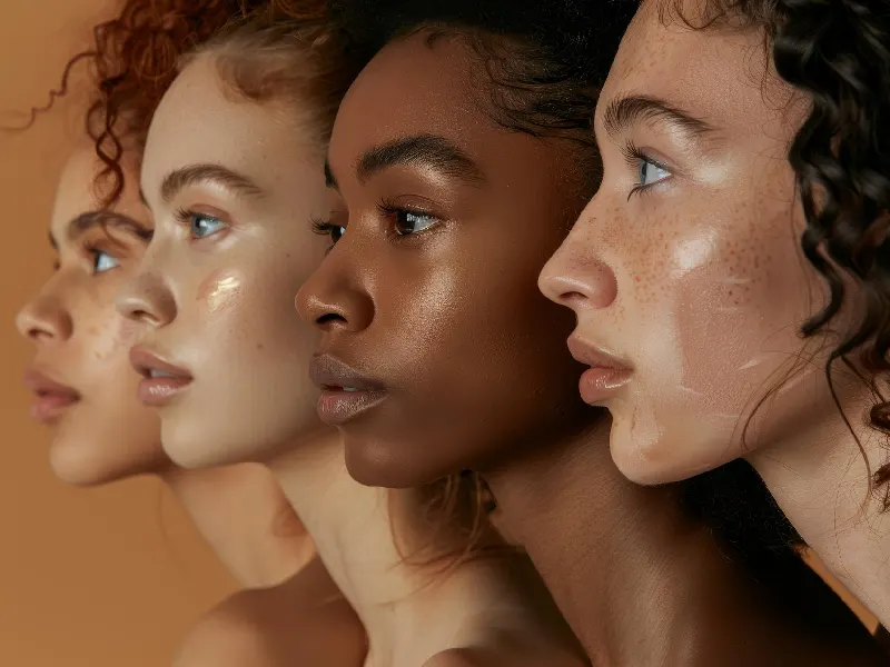 mulheres com diferentes tons de pele

