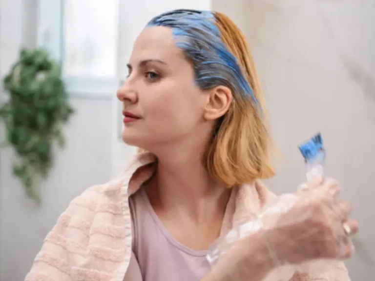 mulher a pintar cabelo em casa
